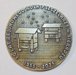 metalowy medal z ulami i latajcymi pszczoami